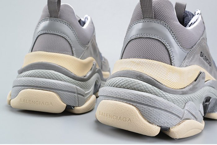 Ba*len*cia*ga 17fw triple s washed show snea grey  mens aed2900