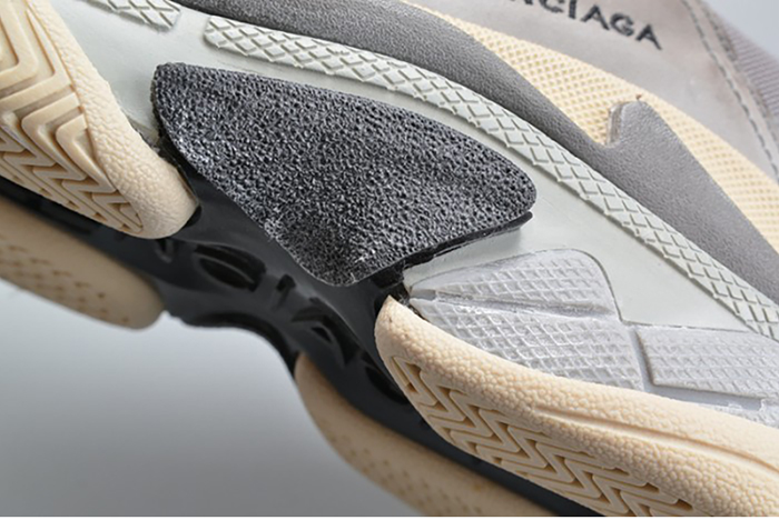 Ba*len*cia*ga 17fw triple s washed show snea grey  mens aed2900