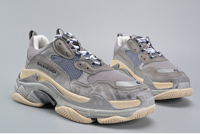 Ba*len*cia*ga 17fw triple s washed show snea grey  mens aed2900